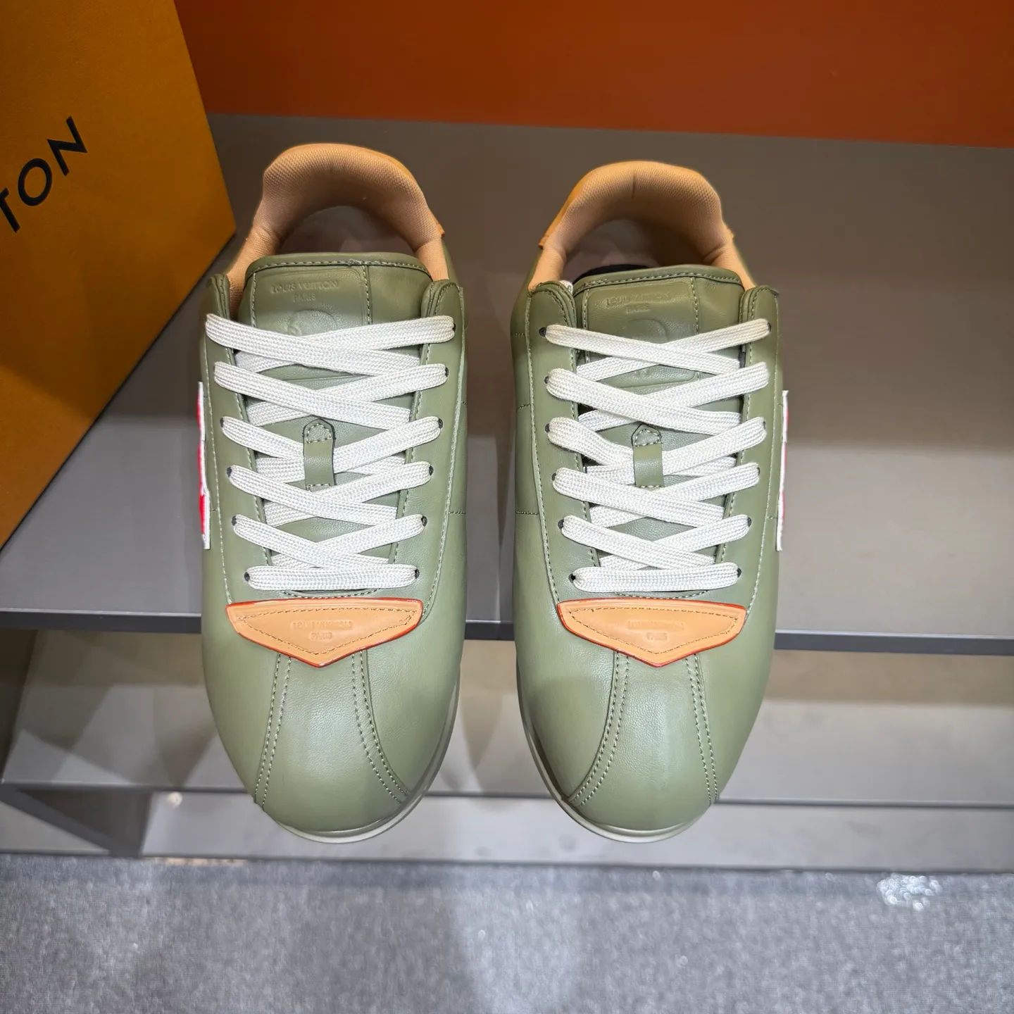 P540 Size 38-45 LV 🫏The colorful interpretation of BUTTERSOFT sneakers combines sheepskin, The colorful interpretation of LV BUTTERSOFT sneakers combines sheepskin and calfskin, bringing a super soft feel. Designed by Pharrell Williams, this '60s-inspired shoe features a padded upper that's been crafted by Louis Vuitton craftsmen to further enhance the comfort of the leather. In addition to the LV initials, it features multiple signatures, including natural leather trim and an embossed pattern of Pharrell Williams and lobster on the side, referencing the Fall/Winter 2025 men’s show. A must-have artifact for fashionistas✅